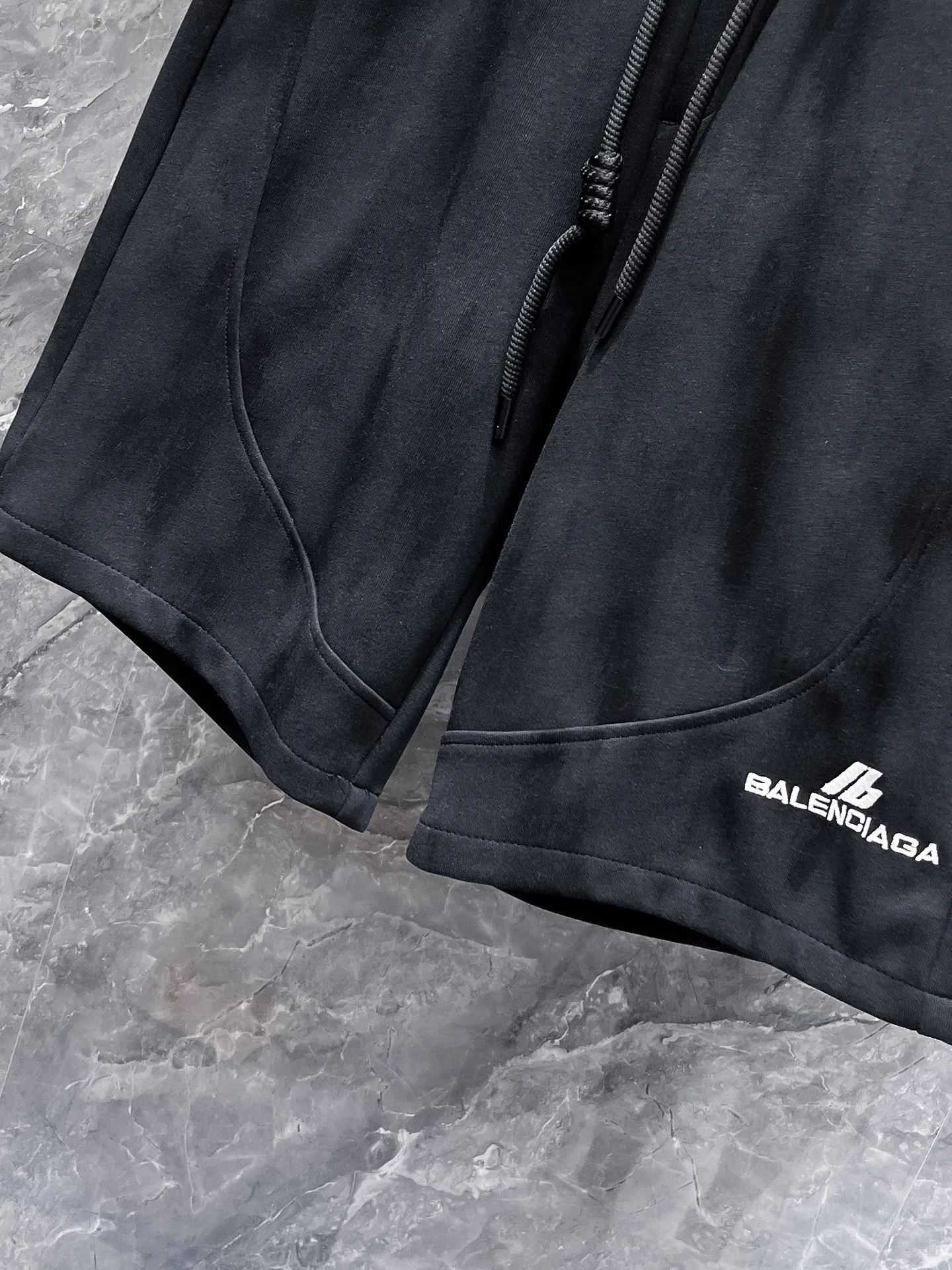 Balenciaga's three-standard complete 2026 summer New Arrival men's casual shorts, advanced custom-made Breathable fabric, Breathable fabric, extremely stretchy and comfortable, impeccable details, top-grade accessories, original logo design concept, delicate and soft feel! The upper body fit is awesome! Size: M-XXXL Please state your height and weight when ordering